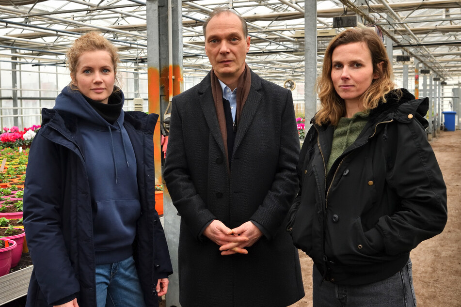 Die TV-Kommissare Cornelia Gröschel (34, l) und Karin Hanczewski (40) ermitteln mit Mordkommissions-Chef Martin Brambach (54) in einer Gärtnerei.