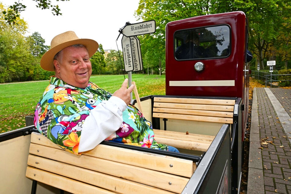 Baumann gönnt sich eine Rundfahrt mit der Parkeisenbahn. Sicher auch am 17. Oktober beim Herbstfest - da ist er aber auch für die Ticketkontrolle zuständig.