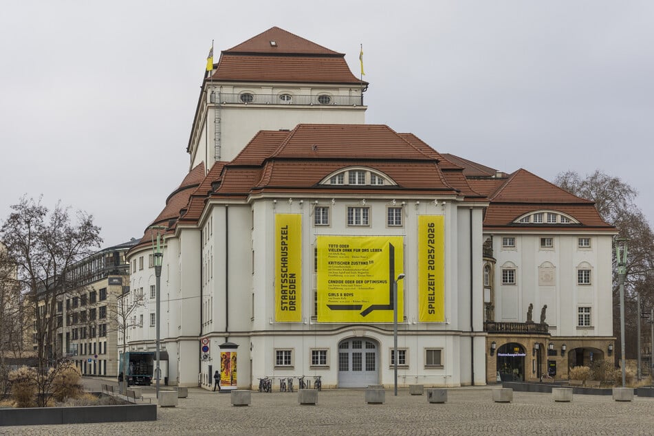 Auch diese Banner am Schauspielhaus werden vermutlich bald zu Taschen verarbeitet.
