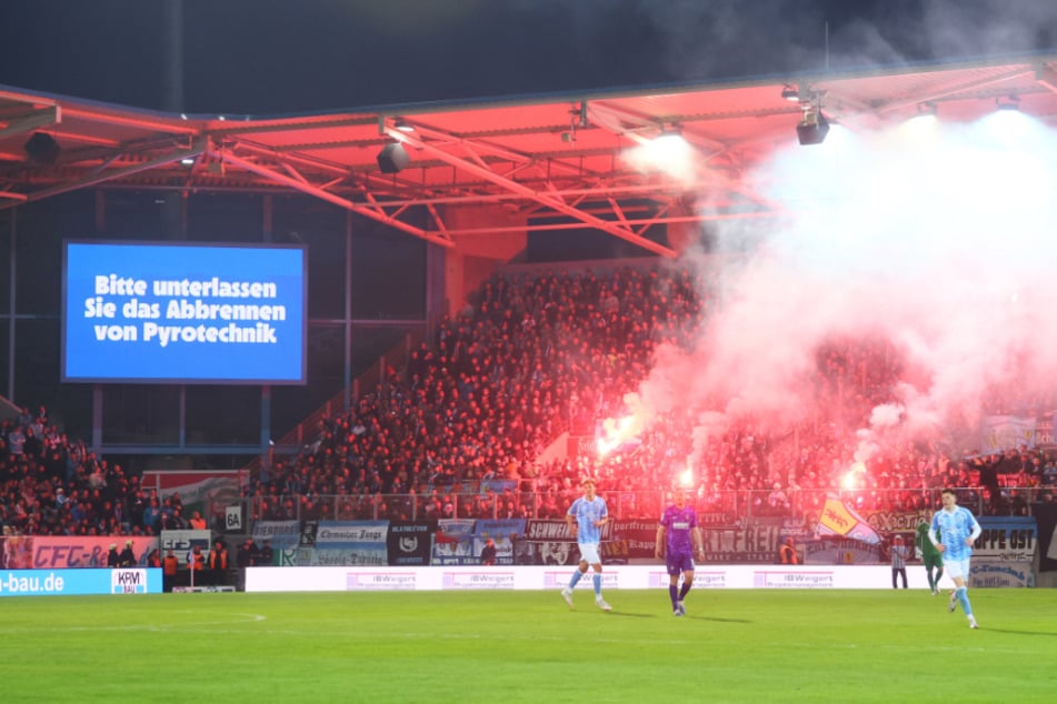 Im CFC-Block wurden mehrere Bengalos angezündet. Die Polizei ermittelt.