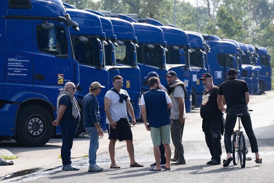 Monatelang hatten georgische und usbekische Lkw-Fahrer an der Autobahnraststätte Gräfenhausen an der A5 ausgeharrt, traten sogar in den Hungerstreik.
