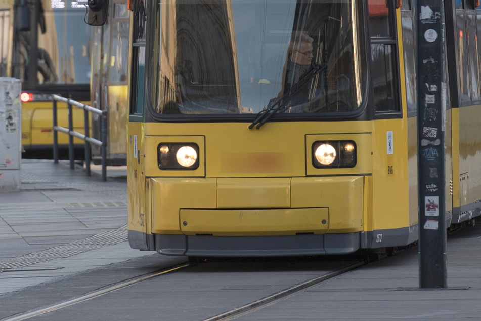 Die Tram erfasste den Radfahrer und verletzte ihn schwer. Laut Zeugen soll der Radler eine rote Ampel übersehen haben. (Symbolbild)