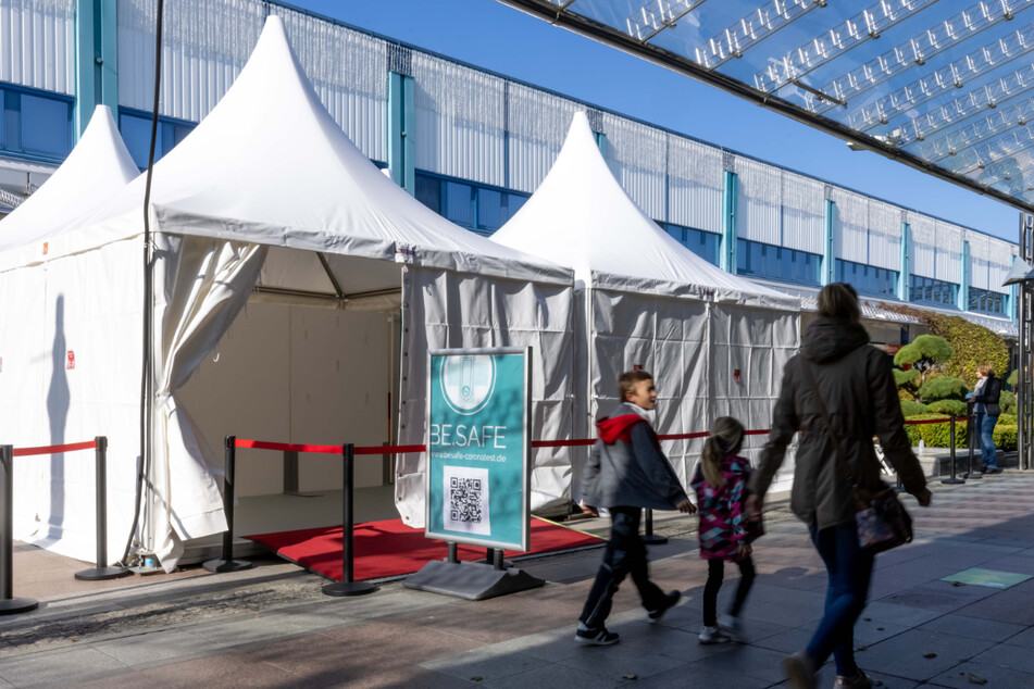 Das Testzentrum im Chemnitz Center soll vorerst bleiben - doch andere könnten bald ihre Zelte abbauen.