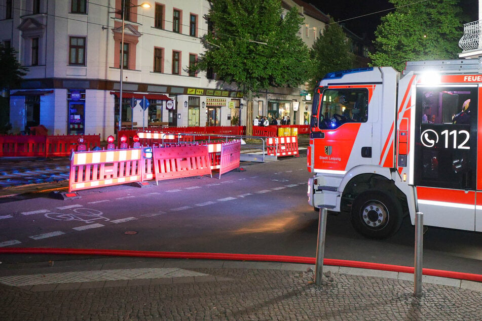 Leipzig: Dichter Rauch dringt aus Leipziger Innenhof: Baustelle erschwert Feuerwehr den Einsatz