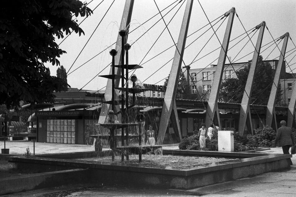 Der Klapperbrunnen soll - wie hier im Bild aus 1982 - wieder am Busbahnhof plätschern.