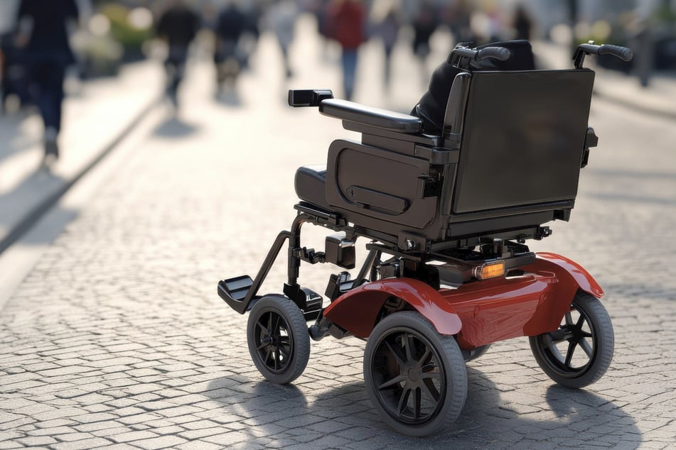 Der Rolli-Fahrer hatte Glück, er wurde nur leicht verletzt. (Symbolbild)