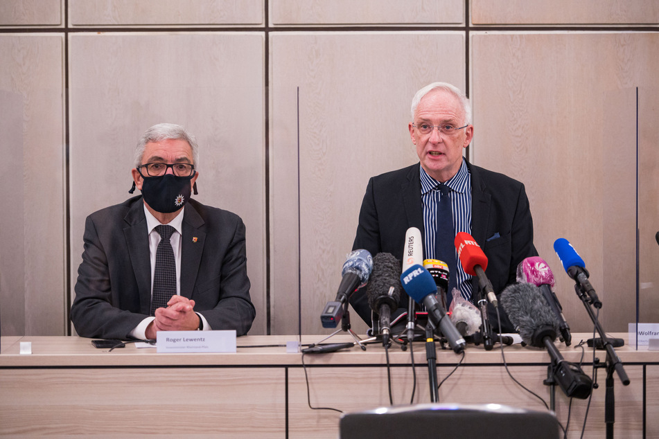 Innenminister Roger Lewentz (57, SPD, l) und der Trierer Oberbürgermeister Wolfram Leibe (60, SPD) geben am Abend eine Pressekonferenz zum Unglück in Trier.