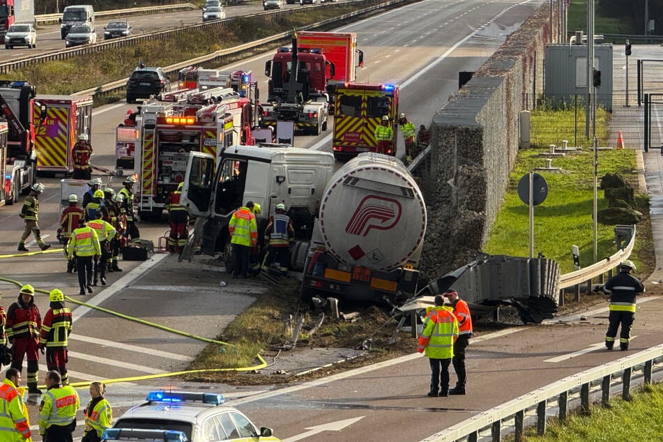 Zahlreiche Einsatzkräfte waren an der A9 vor Ort. Auslaufendes Benzin aus dem Tanker wurde zur Herausforderung.