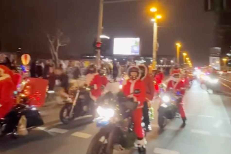 Für den guten Zweck fuhren am Samstag etliche Weihnachtsmänner auf Motorrädern durch die Hauptstadt.