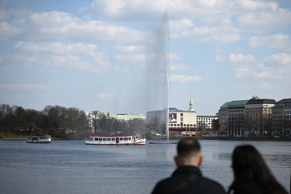 Ein Mann sei am Freitagvormittag in der Hamburger Binnenalster verschwunden. (Symbolfoto)