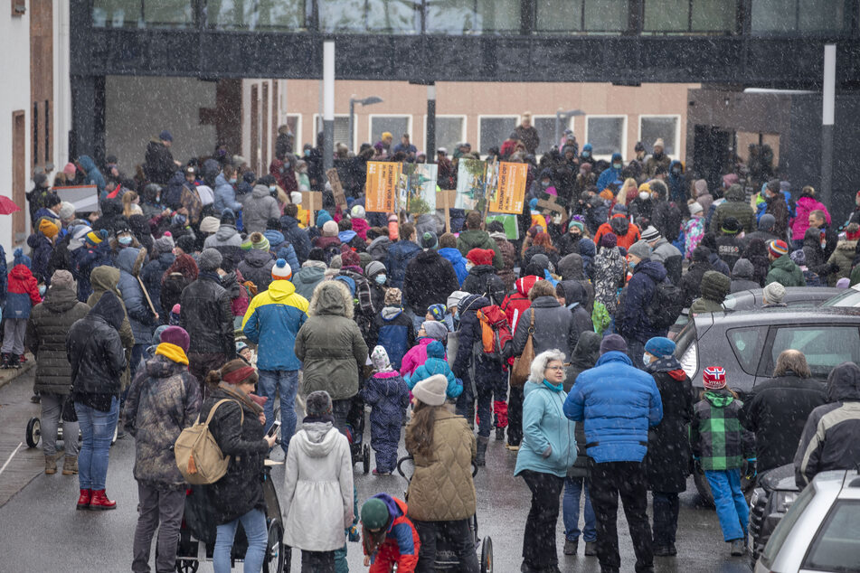 Am Montag haben hunderte Eltern vor dem Landratsamt des Erzgebirgskreises protestiert.