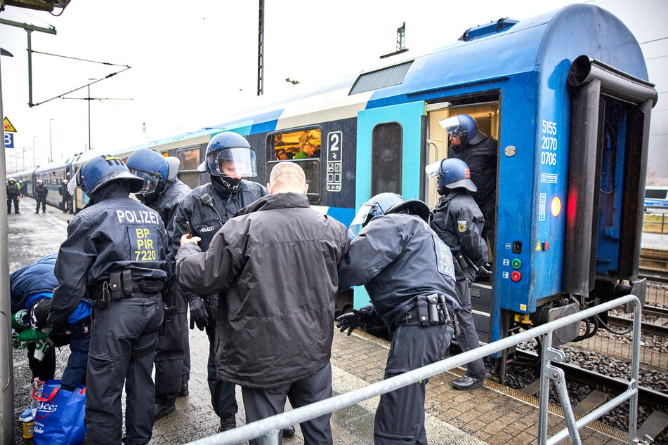 Bundespolizisten durchsuchten die Fußball-Fans sowie deren Gepäck nach Pyrotechnik, Waffen und Drogen.