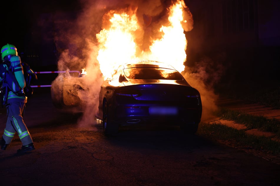 Chemnitz: Mercedes in Flammen! Auto auf Chemnitzer Sonnenberg abgefackelt