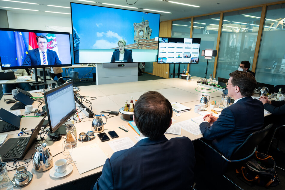 Hendrik Wüst (46, CDU, r.), Ministerpräsident von Nordrhein-Westfalen und Vorsitzender der Ministerpräsidentenkonferenz, nimmt an der Videokonferenz der Regierungschefs der Länder teil.