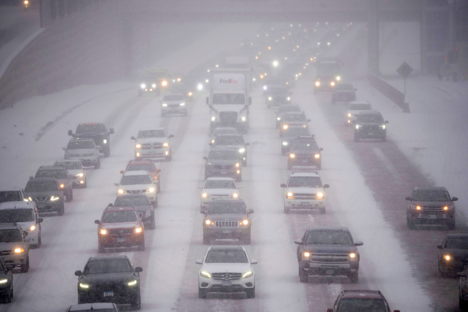 Berufsverkehr bewegt sich auf der Interstate 35W in Minneapolis, während ein Wintersturm die Stadt heimsucht.