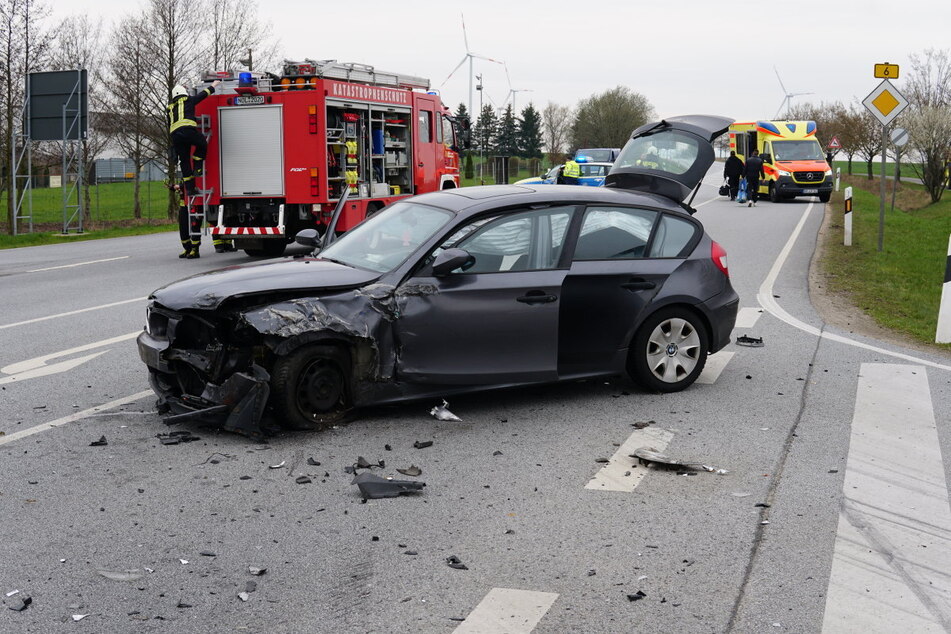 Neben der Unfallverursacherin wurde auch eine junge Frau (25) in dem anderen Auto verletzt.