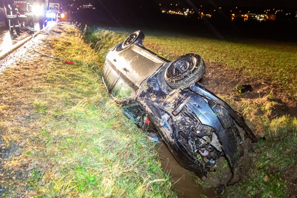 Eine Skoda-Fahrerin (47) überschlug sich am Mittwochabend mit ihrem Auto in Jahnsdorf.