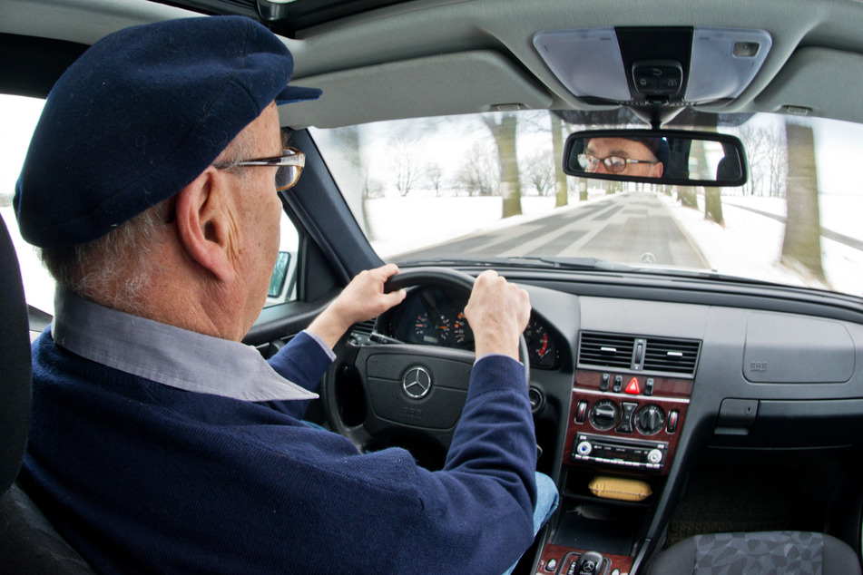 Rentner verursachen relativ viele Verkehrsunfälle - allerdings weniger als Fahranfänger bis 24. (Symbolbild)