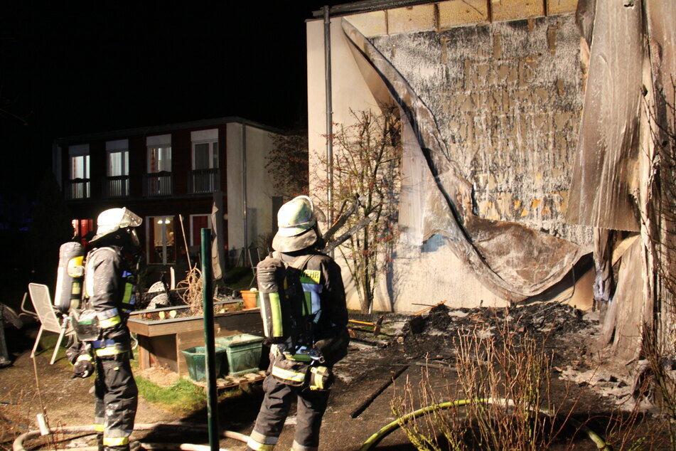 Pflegeheim evakuiert: Erst brennt ein Pavillon, dann die Fassade