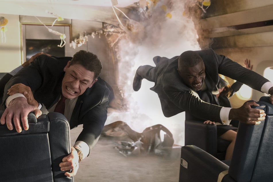 Das Flugzeug der Staatsmänner Will Derringer (John Cena, 48, l.) und Sam Clarke (Idris Elba, 52) wird angegriffen.