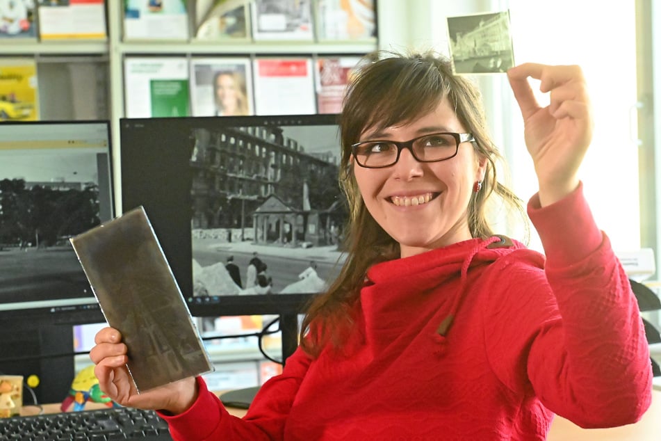 Josephine Hanke (29) zeigt ein digitalisiertes Negativ von der Wartehalle am Sachsenplatz inklusive Bedürfnisanstalt. Das Foto entstand 1946.