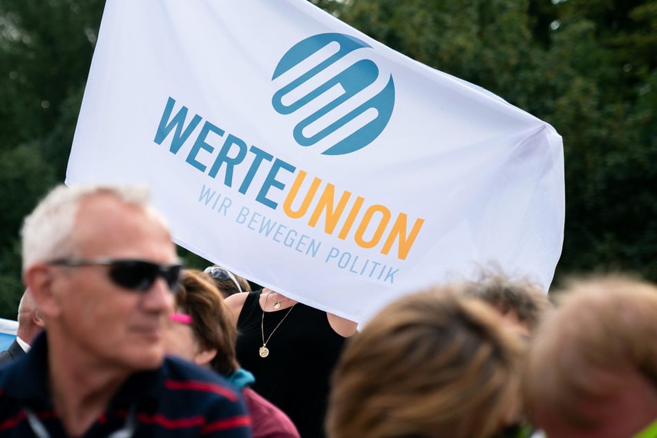 Anhänger der Werteunion begrüßen die offizielle Gründung der neuen Partei.