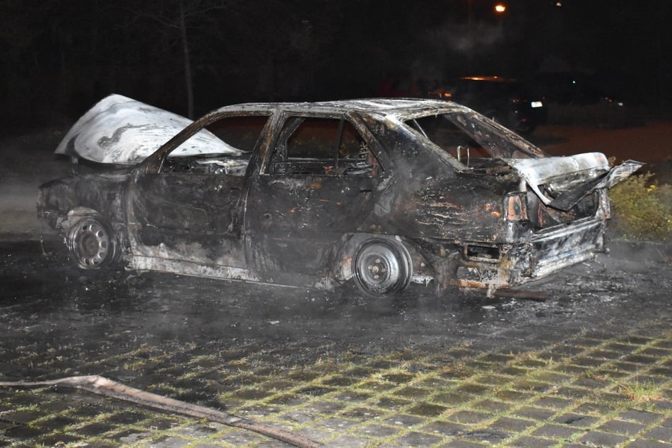 Mit diesem Auto begann am frühen Freitagmorgen die Brandserie in Stendal. Daraufhin mussten Polizei und Feuerwehr noch insgesamt sechsmal innerhalb einer Stunde zu anderen Feuern ausrücken.