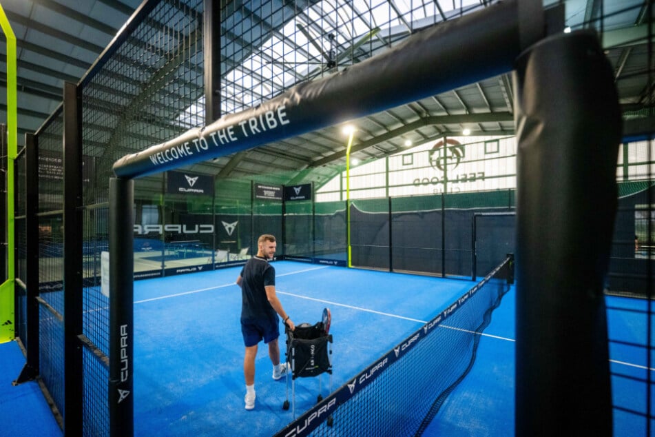 Tommy trainiert auf dem Padel-Court im Feel Good Club.