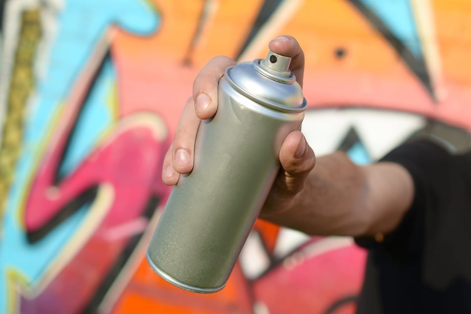 Jugendliche sprühen Graffiti: Was danach passiert, überrascht die Dorfbewohner