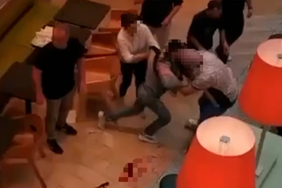 Ein Augenzeuge filmte kurz nach der Tat, wie der mutmaßliche Täter von Zeugen konfrontiert wurde. Kurz darauf nahm ihn die Polizei fest.