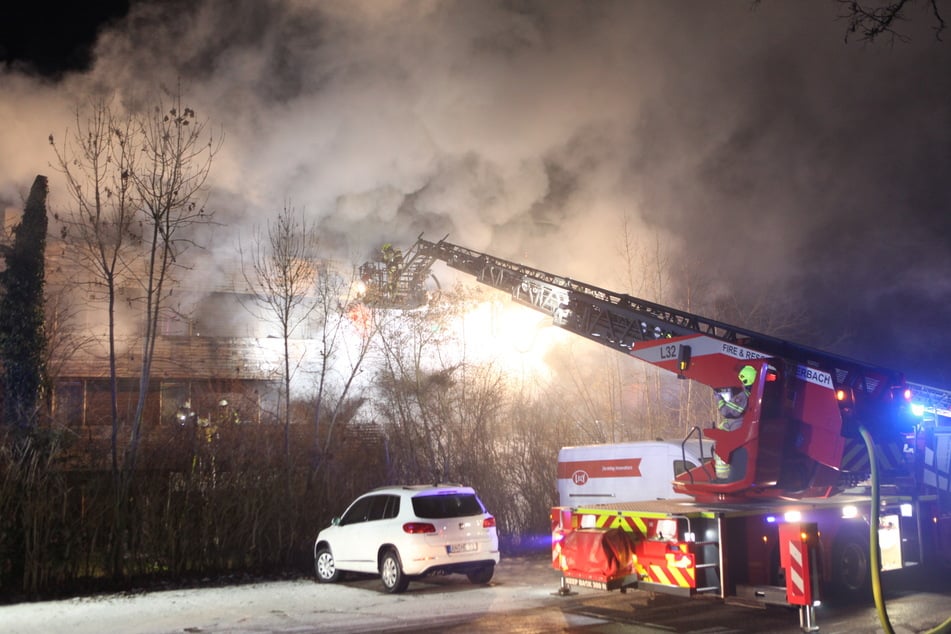 Hunderte Einsatzkräfte kämpfen gegen die wachsende Feuerwand.