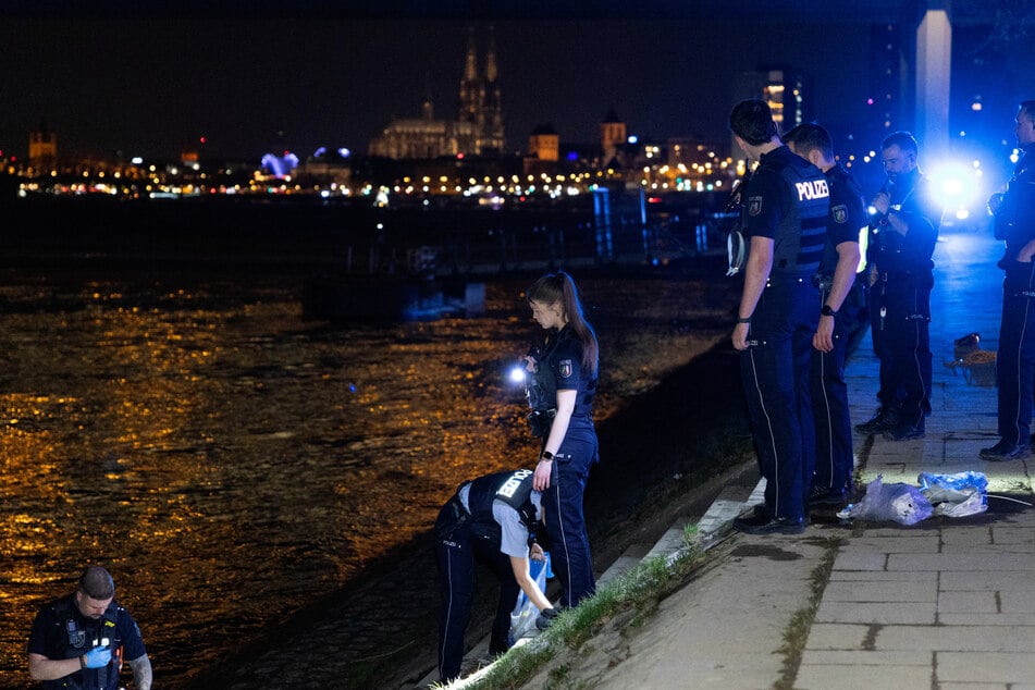 Mit starken Kräften sichern die Beamten am Samstagabend Spuren am Unfallort.
