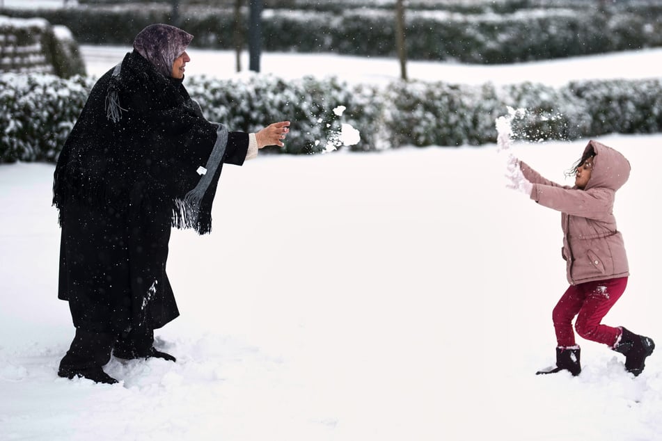 Die Menschen in Istanbul spielen im Schnee.