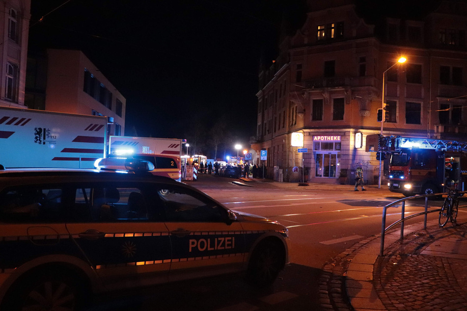 In den Nachtstunden sind die Polizei sowie 42 weitere Einsatzkräfte von Feuerwehr und Rettungsdienst nach Alttrachau gerufen worden.
