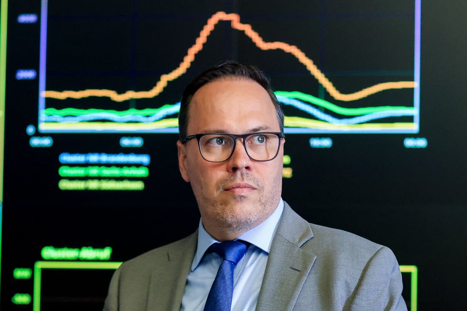 Wirtschaftsminister Dirk Panter (51, SPD) macht sich auf den Weg nach Taiwan.