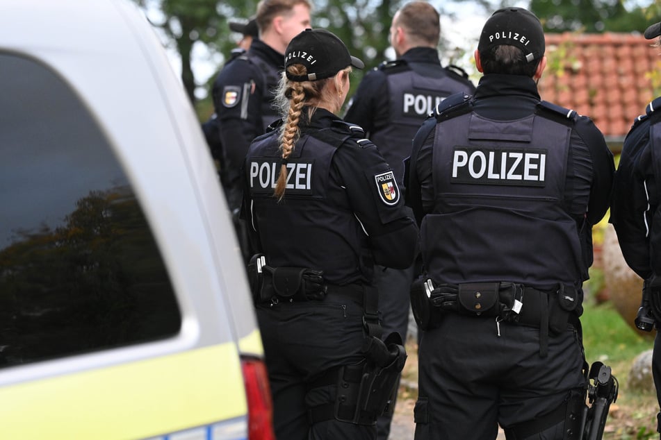 Nach rund einem Jahr Ungewissheit wurde die vermisste Michaela S. (29) tot in einem Waldstück in Kürten gefunden. Die Ermittlungen dauern an. (Symbolfoto)