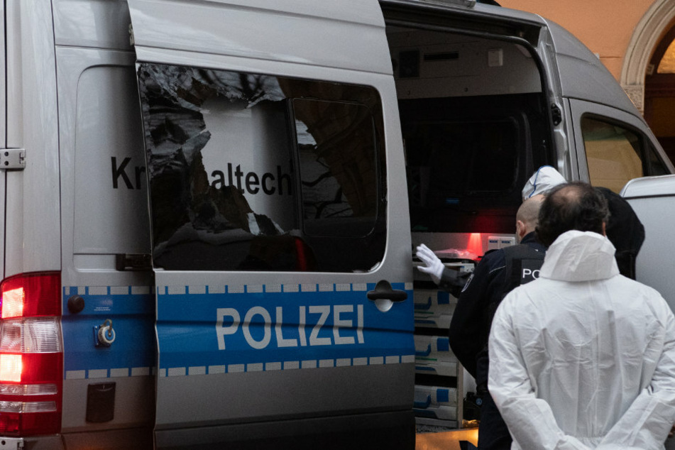 Der zerstörte Einsatzwagen der Kriminaltechnik der Polizei steht vor einem Wohnhaus in der Mahlower Straße in Neukölln.