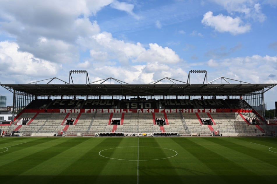 Blick auf den leeren Platz mit der leeren Tribüne vor dem Spiel.