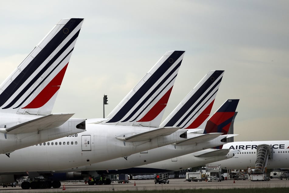 Flugzeuge der französischen Fluggesellschaft Air France stehen auf dem Rollfeld des Flughafens Paris-Charles-de-Gaulle.