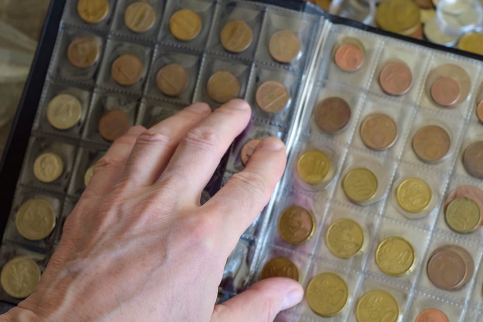Laut Anklage übergab der verzweifelte und überrumpelte Senior (81) in Dresden vier Kilo Münzen im Gegenwert von 370.000 Euro. (Symbolfoto)