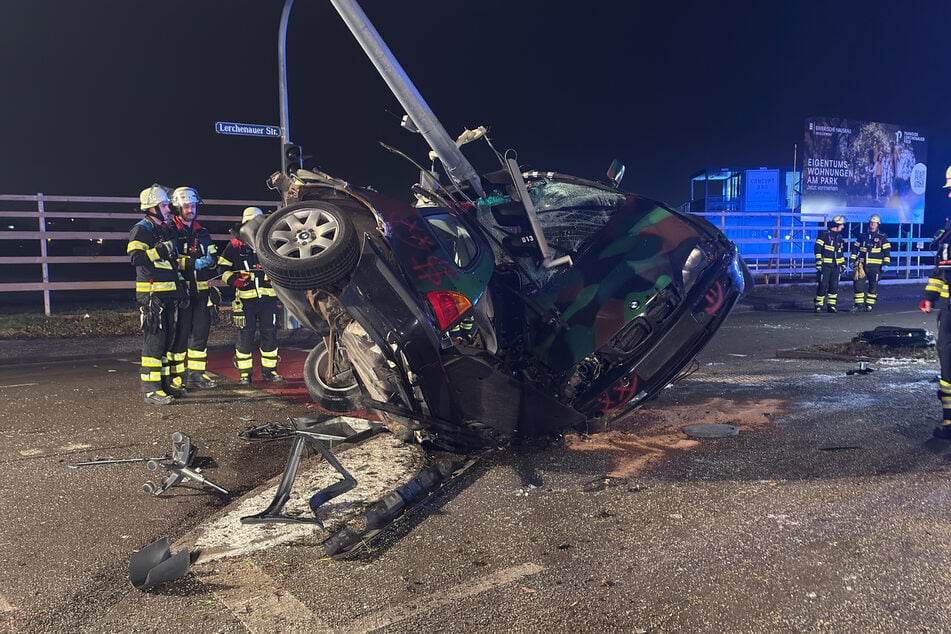 Der BMW wurde regelrecht um den Ampelmast gewickelt.