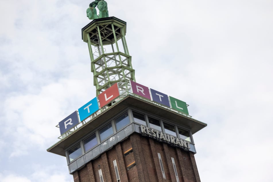 Der Kölner Privatsender hat seinen Sitz in den alten Messehallen im Kölner Stadtteil Deutz direkt am Rheinufer.