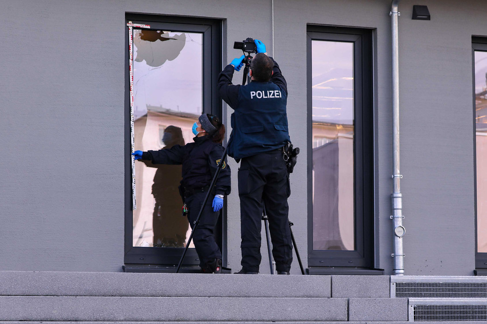 Beamte dokumentieren die Schäden.