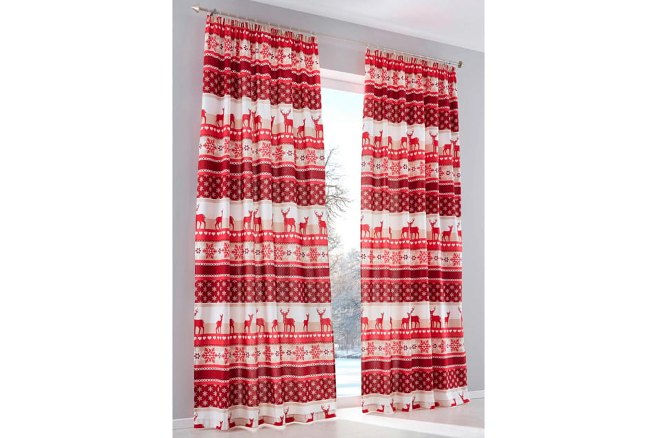 Für skandinavische Weihnachtsdeko sorgt auch dieser schicke Vorhang mit Elch-Print in Rot-Weiß