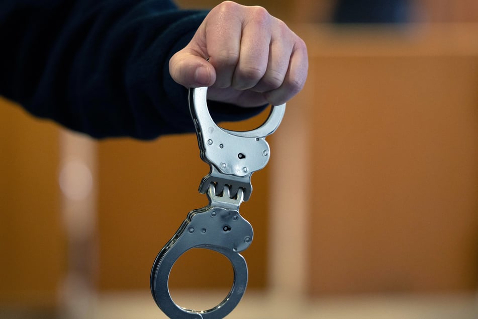 Ein 43-Jähriger hat einen anderen Mann in seiner Wohnung lebensgefährlich verletzt. (Symbolbild)