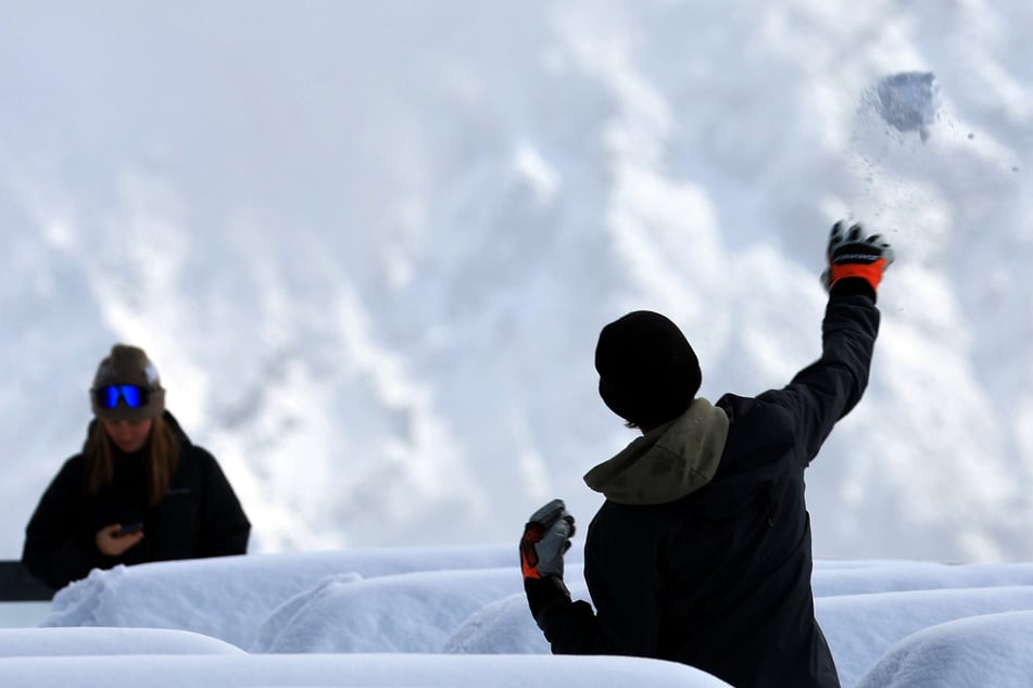 Schneeballschlacht eskaliert: 16-Jähriger zieht Kampfmesser