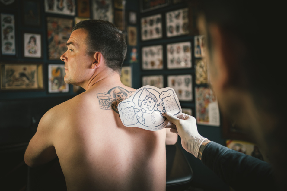 Genau nach Vorlage: Vor 14 Jahren ließ sich der Dynamo-Fan sein Feldi-Tattoo stechen.