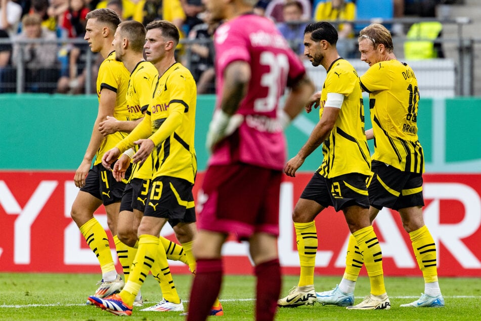 Dortmunds Akteure bejubeln den 3:0-Treffer von Mannschaftskollege Julian Brandt (r.).