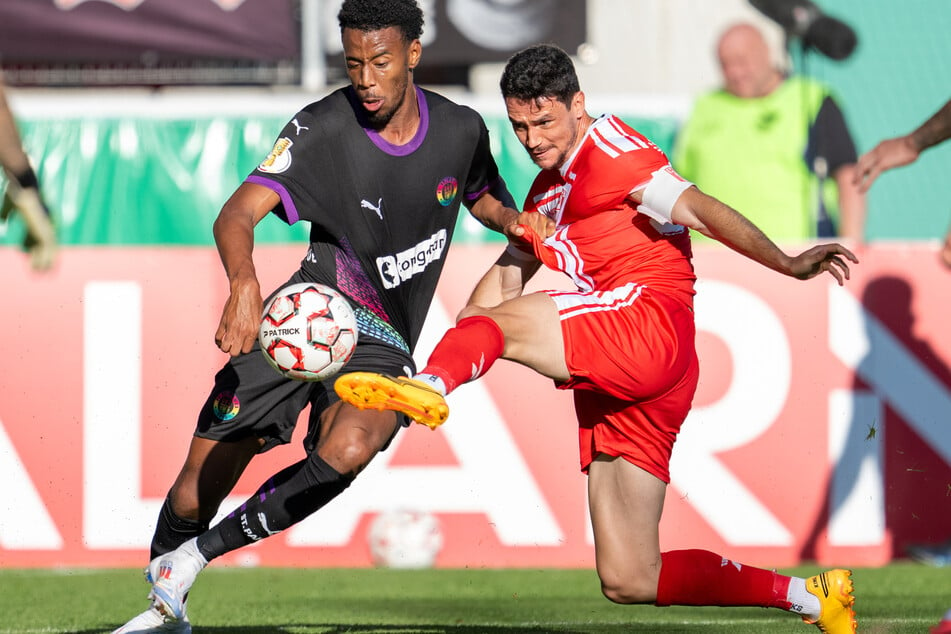 Im Leuna-Chemie-Stadion wird sich nichts geschenkt! St. Paulis Morgan Guilavogui (l.) und Halles Niklas Landgraf im Zweikampf um den Ball.