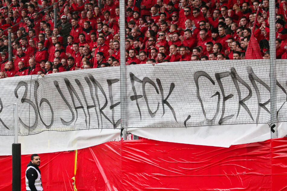 Die Fans des FCK bedankten sich bei Gerry Ehrmann mit einem Banner. Auf dem stand: "Danke für 36 Jahre FCK, Gerry!"